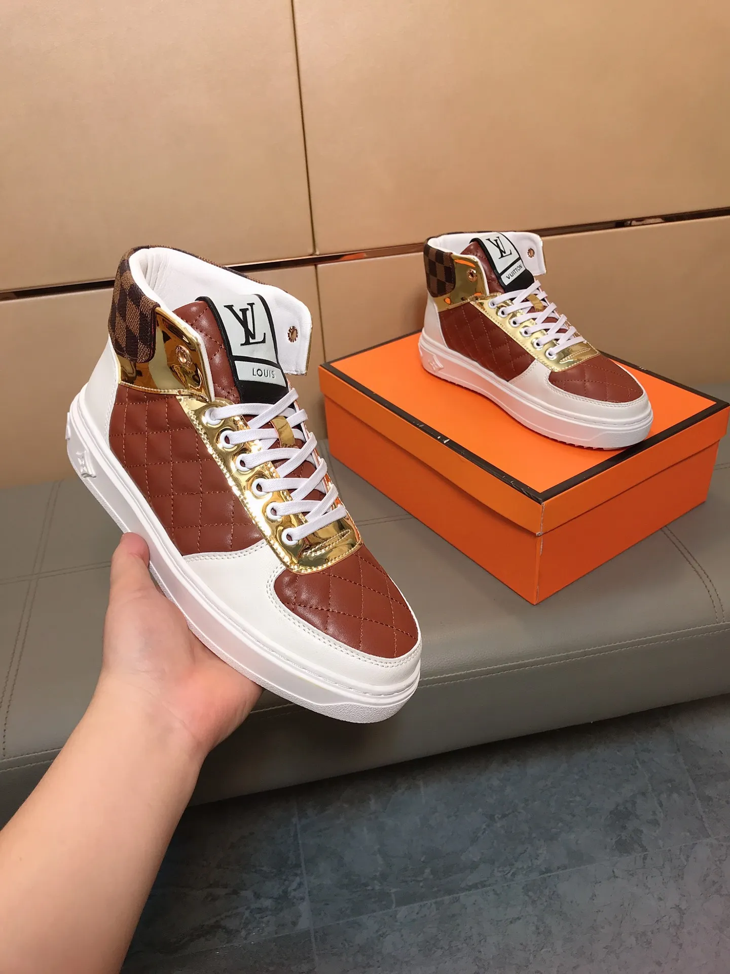 Factory price 400 👟👟🤝 (LV Louis Vuitton) New Korean style high-top casual shoes for men [Proud] hot style, imported cowhide with original printing, genuine leather lining, wear-resistant and non-slip rubber outsole. If you are still worried about wearing matching shoes, then these shoes are your best choice! Code number: 38-44